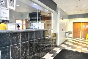 Ο χώρος του λόμπι ή της ρεσεψιόν στο Kings Inn By OYO Calumet Park I-57 +20 φωτογραφίες