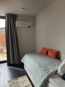 a bedroom with a bed and a window at Vakantiewoning De Woestijn - Den Ast in Roosdaal +7 photos
