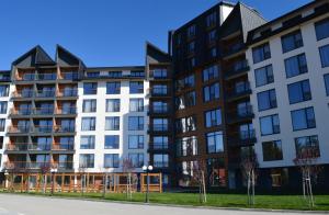 un edificio de apartamentos con fachada en blanco y negro en ViS, en Kopaonik