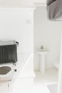 un baño con inodoro y lavabo en The Cosy Garden Hideout, en Peterborough 12 fotos más