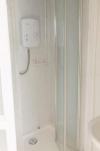 ピーターバラにあるThe Cosy Garden Hideoutの浴室のガラス扉付きシャワー