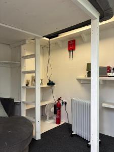 ピーターバラにあるThe Cosy Garden Hideoutの部屋の中に消火栓がある部屋 +13枚の写真