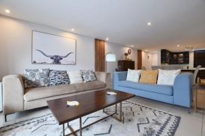 un soggiorno con due divani e un tavolino da caffè di Elegant Contemporary Apartment at Eden on the Bay a Big Bay