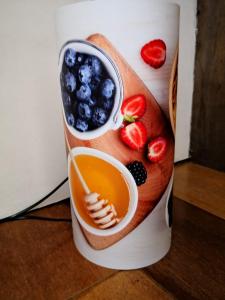 a can of fruit juice and berries on a cutting board at De WitteZwaan in Harlingen