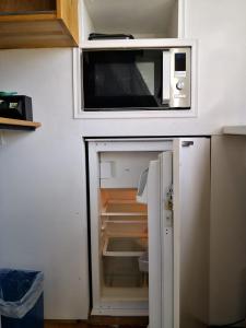 a microwave sitting on top of a refrigerator at De WitteZwaan in Harlingen