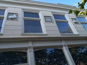 a building with windows with decorations on it at De WitteZwaan in Harlingen