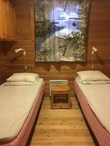 キッティラにあるImmelmökitのテーブル付きの部屋にツインベッドが2台