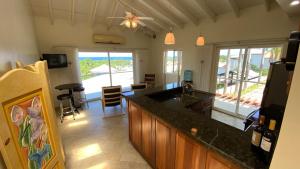 Μια τηλεόραση ή/και κέντρο ψυχαγωγίας στο Sea Vue Luxury Vacation Condominiums