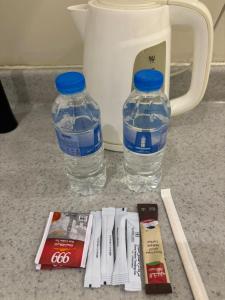a counter with two bottles of water and a blender at استديو بخدمات فندقية حي الوزارات in Riyadh
