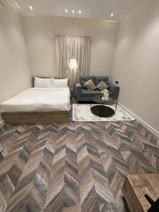a bedroom with a bed and a couch at استديو بخدمات فندقية حي الوزارات in Riyadh