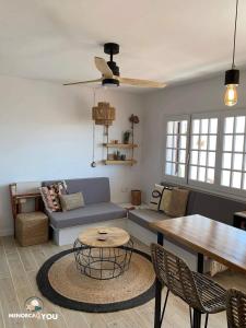 Posezení v ubytování Appartamento Nathan a Son Bou con balcone vista mare