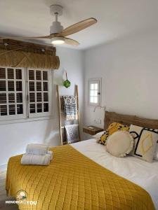 Postel nebo postele na pokoji v ubytování Appartamento Nathan a Son Bou con balcone vista mare