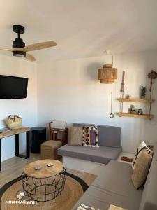 TV a/nebo společenská místnost v ubytování Appartamento Nathan a Son Bou con balcone vista mare + 19 fotografií