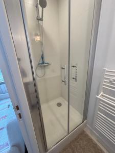 eine Dusche mit Glastür im Badezimmer in der Unterkunft Suite hôtelière face à la mer in Santec + 45 Fotos