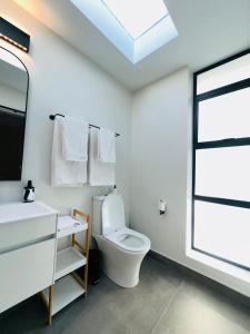 Ένα μπάνιο στο Valley's Embrace Apartment 7