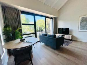 Μια τηλεόραση ή/και κέντρο ψυχαγωγίας στο Valley's Embrace Apartment 7