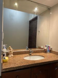 ein Badezimmer mit Waschbecken und großem Spiegel in der Unterkunft Habitación Cómoda y Confortable, Zona Norte, Santa Cruz in Santa Cruz de la Sierra