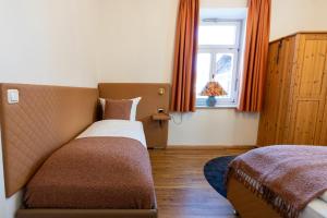 加尔米施-帕滕基兴Höllental heritage house - Kramerblick - 2的一间卧室，里面有一张床和一扇窗户。