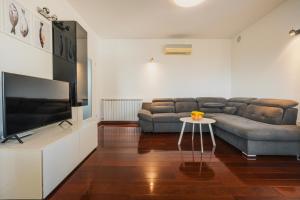 a living room with a couch and a table at Casa Lutoma in Kmeti