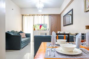 Posezení v ubytování Condo Apartment near Manila Airport NAIA T3