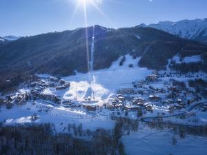 - une vue aérienne sur une station de ski dans la neige dans l'établissement Charmant T2 avec terrasse, proche pistes, parking gratuit - FR-1-755-21, à Aime La Plagne 2 autres photos