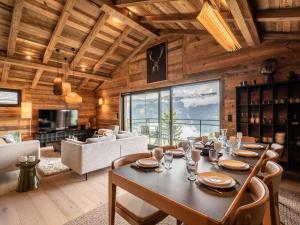 ein Esszimmer mit einem Tisch und Stühlen in einem Raum in der Unterkunft Splendide chalet 6 pièces, jacuzzi et sauna, proche pistes à La Plagne Montalbert - FR-1-755-24 in Aime La Plagne