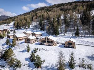 eine Luftaufnahme eines Resorts im Schnee in der Unterkunft Splendide chalet 6 pièces, jacuzzi et sauna, proche pistes à La Plagne Montalbert - FR-1-755-24 in Aime La Plagne