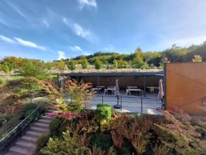 Κήπος έξω από το Hotel Tomášov