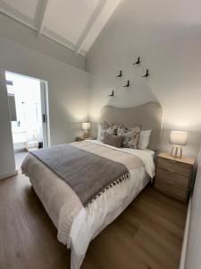 Ένα ή περισσότερα κρεβάτια σε δωμάτιο στο Valley's Embrace Apartment 7