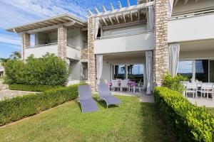 a house with chairs and tables in the yard at Vivere il Parco in Lonato
