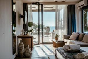 埃利亚Casa Bloo Adults Only的带沙发和大窗户的客厅 更多135张照片