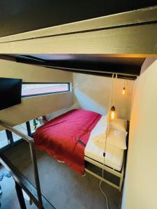 布鲁日Tiny House The Bird House的一间带床和秋千的房间 更多25张照片