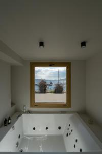 Koupelna v ubytování Portiani Suites