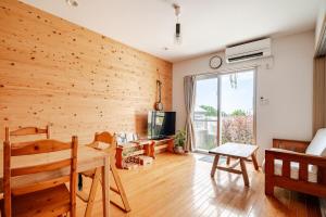 TV a/nebo společenská místnost v ubytování お子様連れ&動物好き大歓迎！産みたての卵を収穫体験できる宿