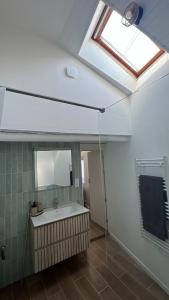 La salle de bains est pourvue d'un lavabo et d'une lucarne. dans l'établissement La maison bohème, à Romorantin-Lanthenay 16 autres photos