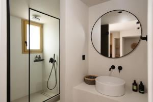 Koupelna v ubytování Portiani Suites + 108 fotografií