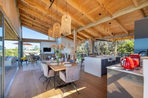 eine Küche und ein Esszimmer mit Tisch und Stühlen in der Unterkunft Dune Seaside Cottage in Plettenberg Bay