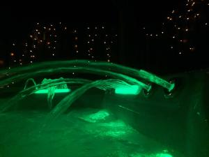 DocklowにあるRed Gables at Pudleston Courtの夜の水の噴水