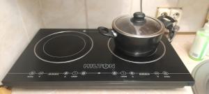 einen Topf auf dem Herd in der Unterkunft Petrovka in Dnipro