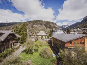 an aerial view of a village with buildings and mountains at Duplex de standing 3 étoiles à Morzine, 100m des pistes, 9 pers., terrasse, garage, wifi inclus - FR-1-754-20 in Morzine