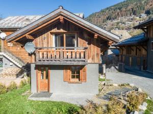 ein Haus mit Holztüren und einem Balkon in der Unterkunft Chalet de charme rénové, centre Morzine, 4 pers, proche remontées mécaniques, parking inclus - FR-1-754-38 in Morzine + 8 Fotos
