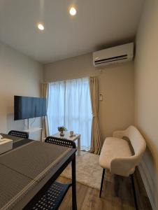 a room with a bed and a chair and a window at ann近島 in Gifu