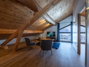 ein Wohnzimmer mit Holzdecken sowie einem Tisch und Stühlen in der Unterkunft Chalet moderne, 5 chambres, proche remontées, parking, Wi-Fi - FR-1-754-88 in Morzine