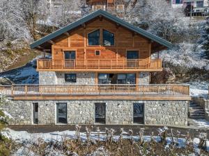 ein Blockhaus mit einer großen Terrasse oben in der Unterkunft Chalet moderne, 5 chambres, proche remontées, parking, Wi-Fi - FR-1-754-88 in Morzine