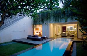 - une piscine dans l'arrière-cour d'une maison dans l'établissement Bali Island Villas & Spa CHSE Certified, à Seminyak
