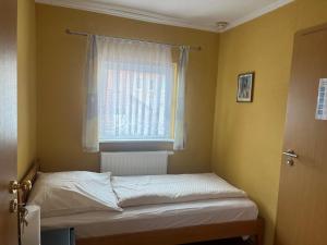 Ένα ή περισσότερα κρεβάτια σε δωμάτιο στο Goldener Anker Gasthof & Pension