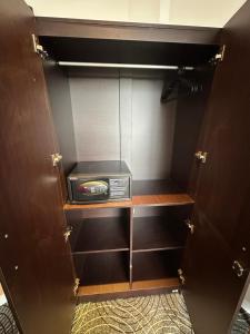 een kast met een open deur met daarin een doos bij The Green Garniya Poolside and Mountain View Hotel in Belihul Oya