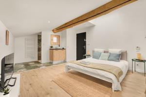 - une chambre blanche avec un grand lit et une cuisine dans l'établissement Villa haut de gamme avec piscine, à Gagnac-sur-Garonne 21 autres photos