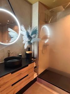 RivesにあるSuite Jasmineのバスルーム(黒い洗面台、シャワー付)