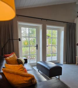 BakkumにあるHet Zomerhuisのリビングルーム(ソファ、大きな窓2つ付)